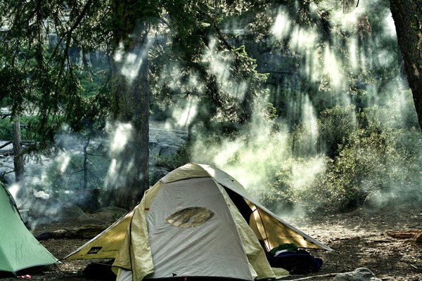 Quels sont les équipements nécessaires pour un camping en région de mangroves?