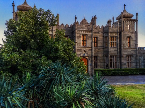 Où peut-on trouver une location de vacances en Irlande avec des ateliers de musique traditionnelle et des visites de châteaux?